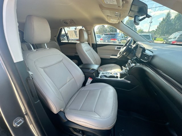 Used 2023 Ford Explorer Limited w/ Equipment Group 301A AWD/4WD image 33