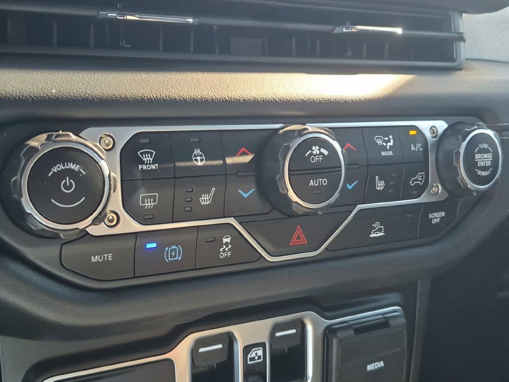 Used 2024 Jeep Wrangler Unlimited Sahara AWD/4WD image 32