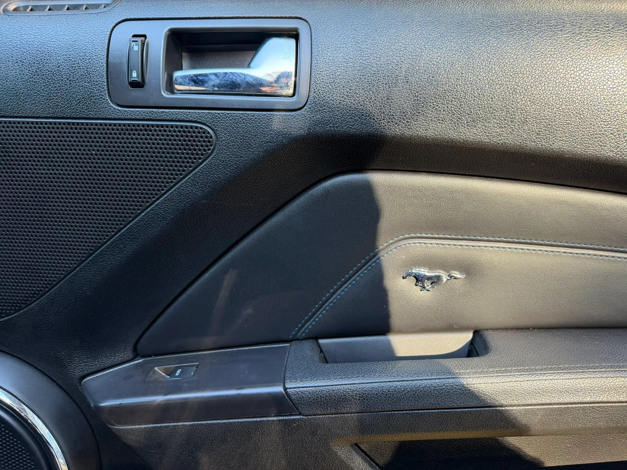 Used 2013 Ford Mustang GT Premium w/ Electronics Pkg RWD image 9
