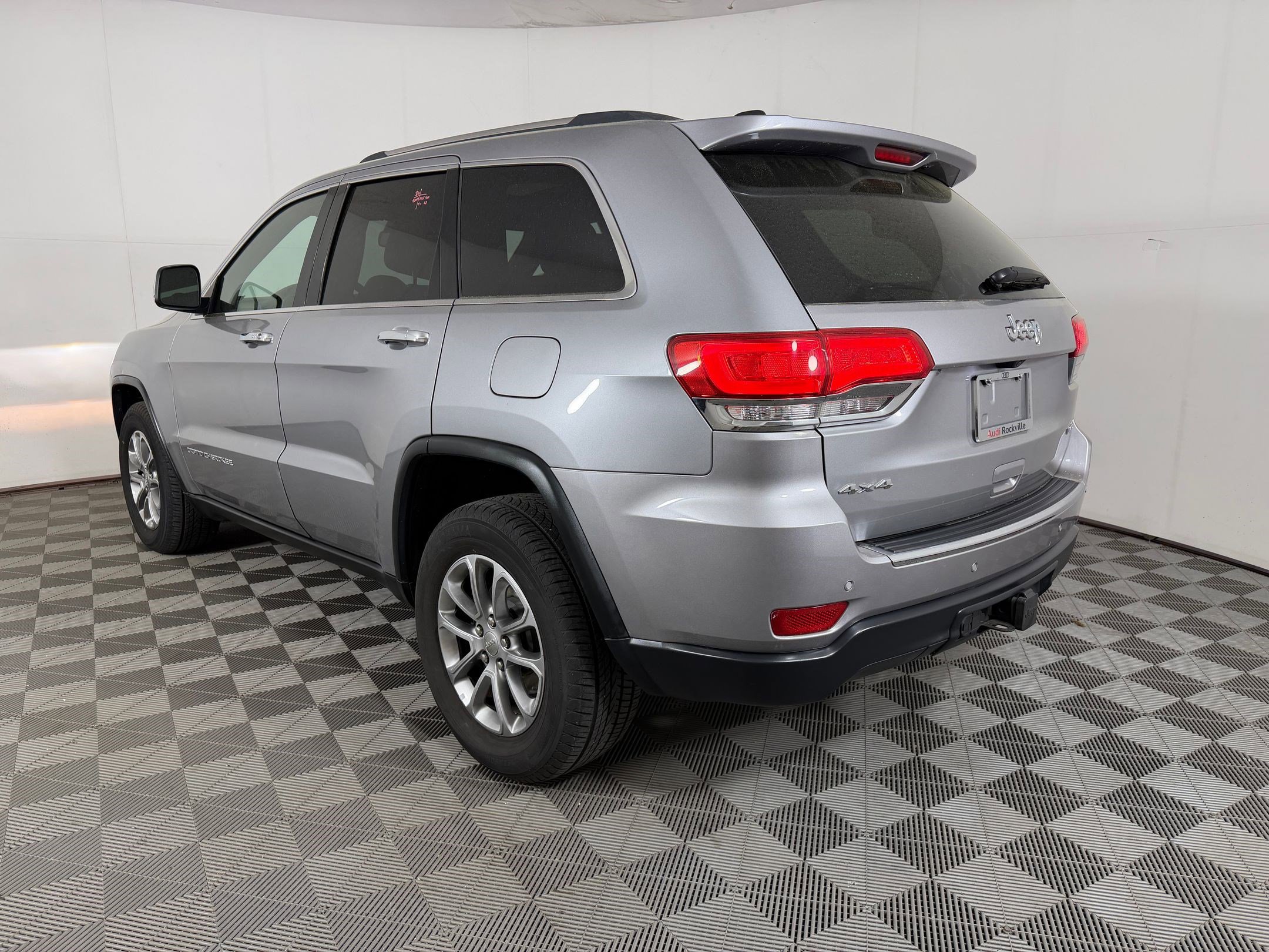 Used 2016 Jeep Grand Cherokee Limited w/ Luxury Group II image 3