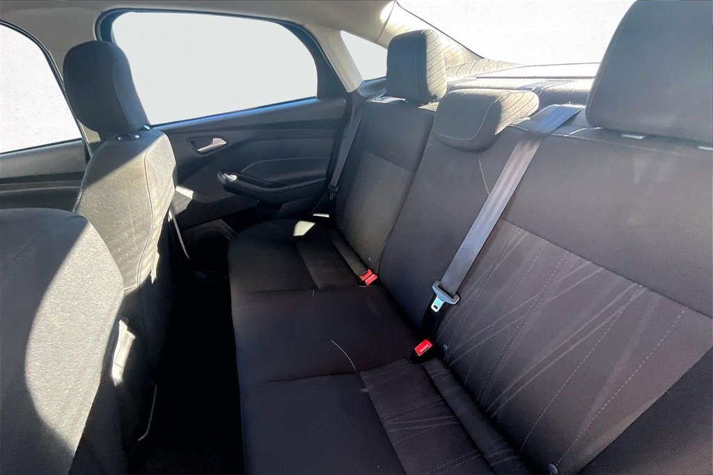 Used 2018 Ford Focus SE w/ SE Appearance Package image 19