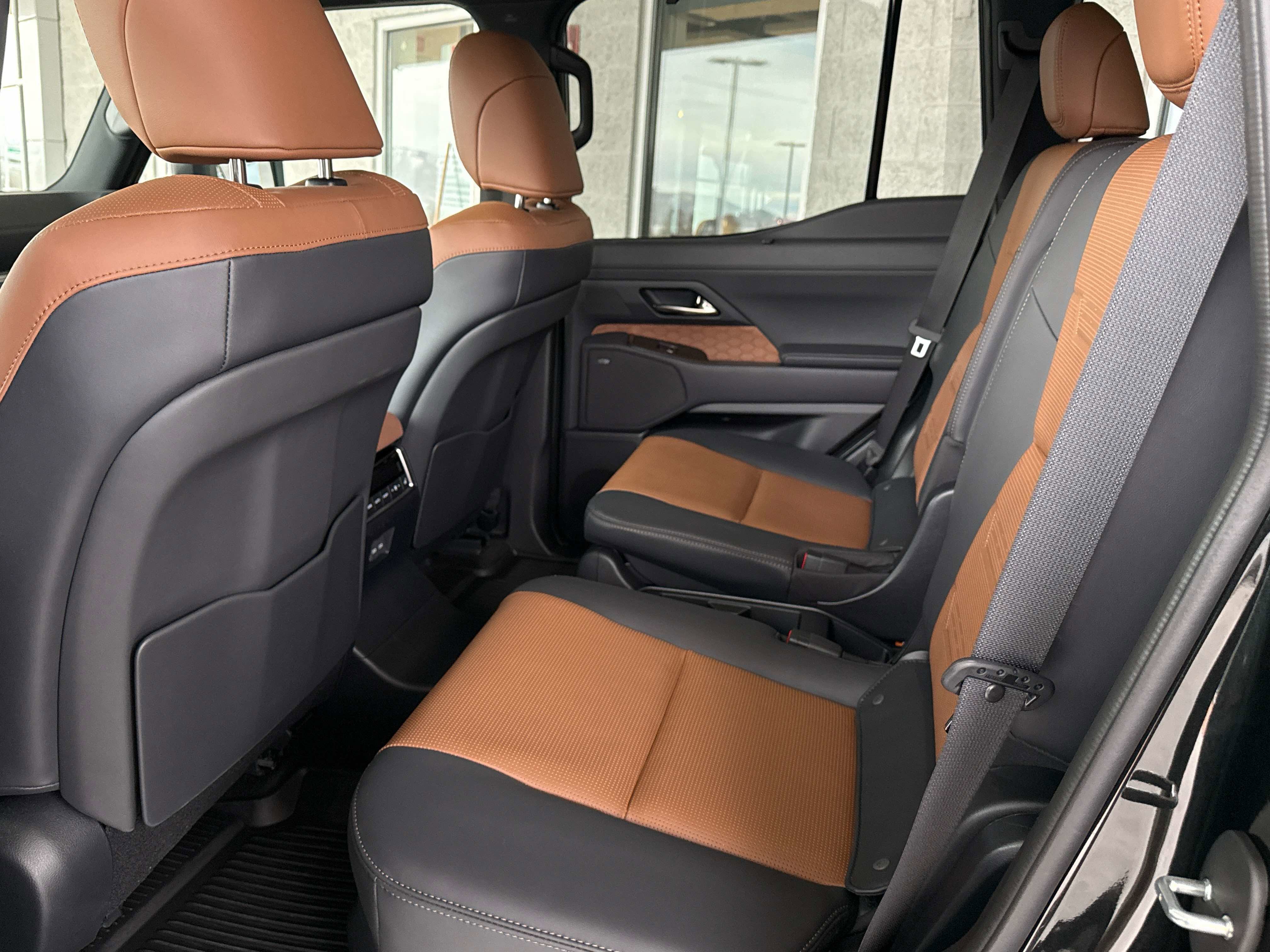 Used 2025 Lexus GX 550 w/ Accessory Package (2T) image 13