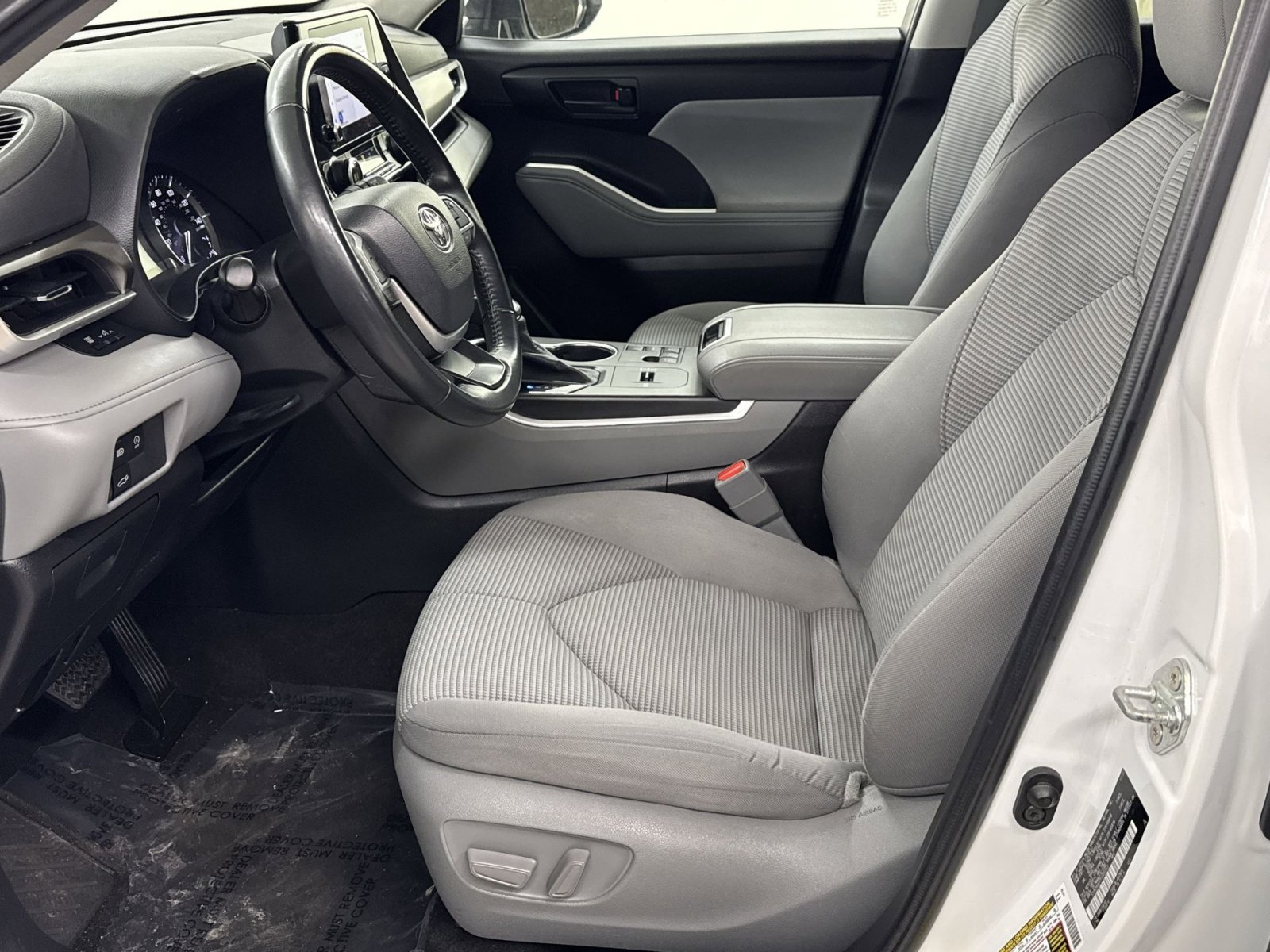 Used 2023 Toyota Highlander LE image 2