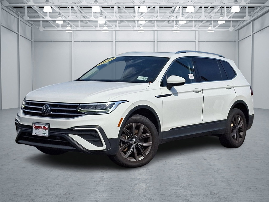 Used 2022 Volkswagen Tiguan SE w/ Panoramic Sunroof Package image 1