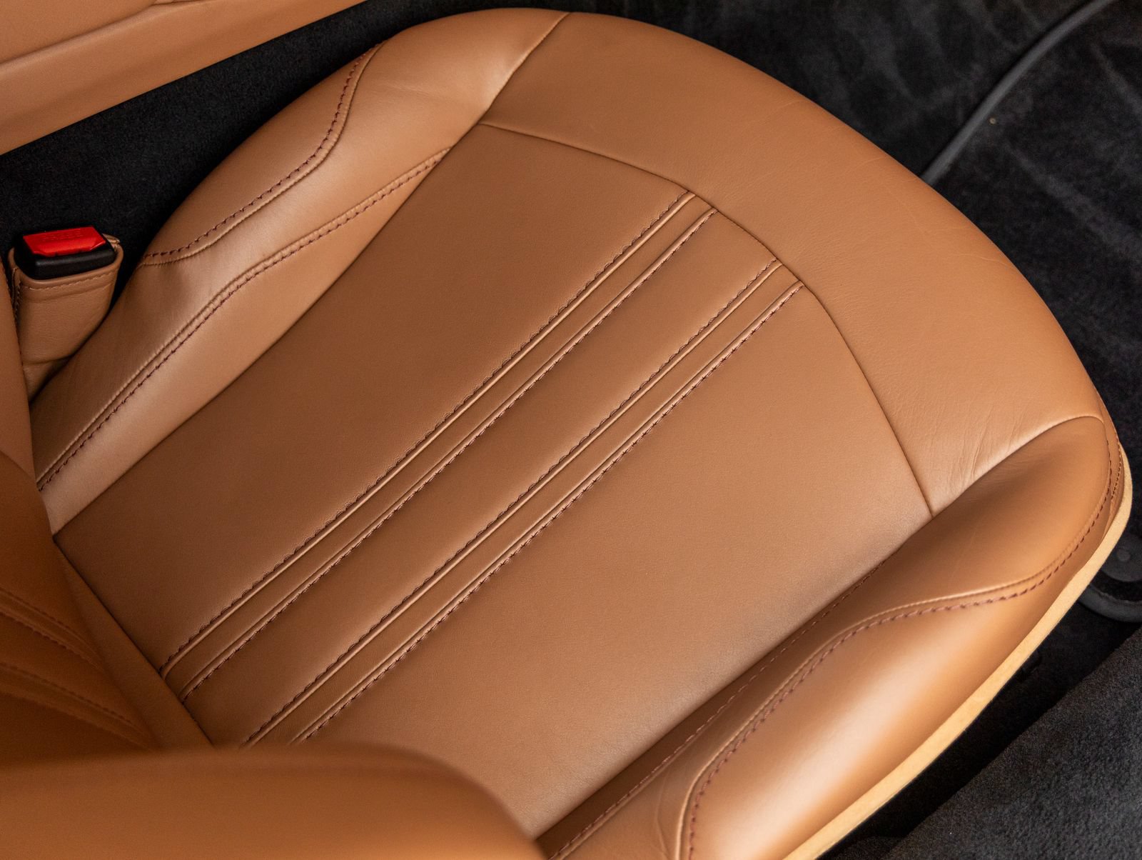Used 2020 Aston Martin V8 Vantage Coupe RWD image 31