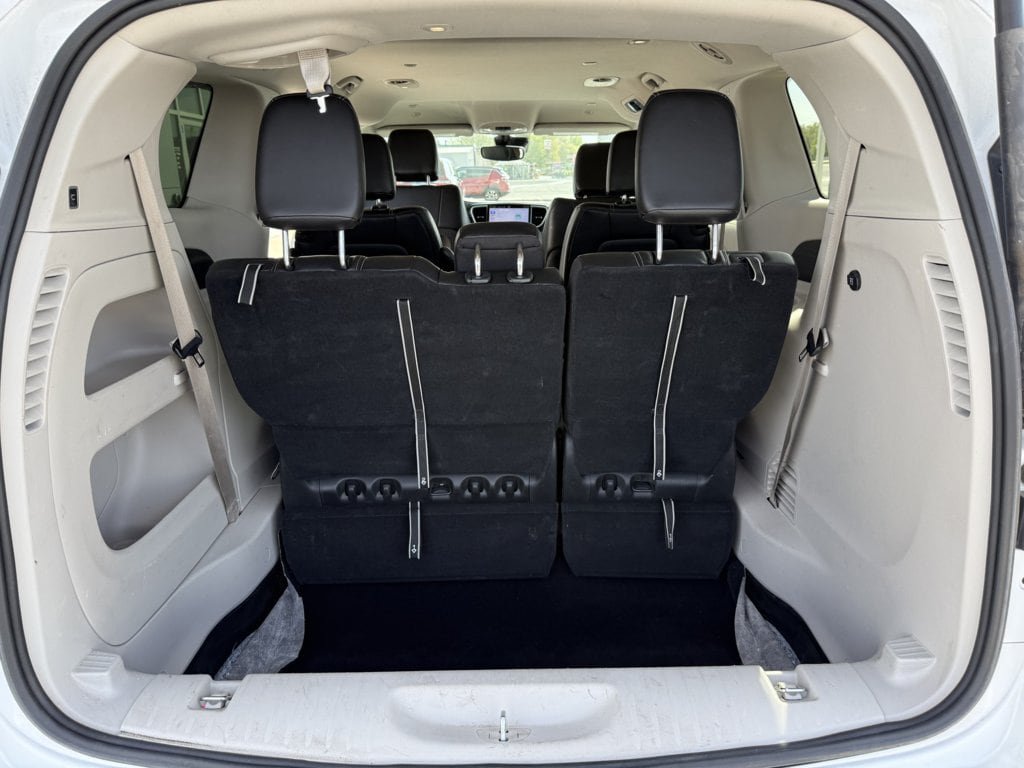 Used 2024 Chrysler Pacifica Touring-L FWD image 17