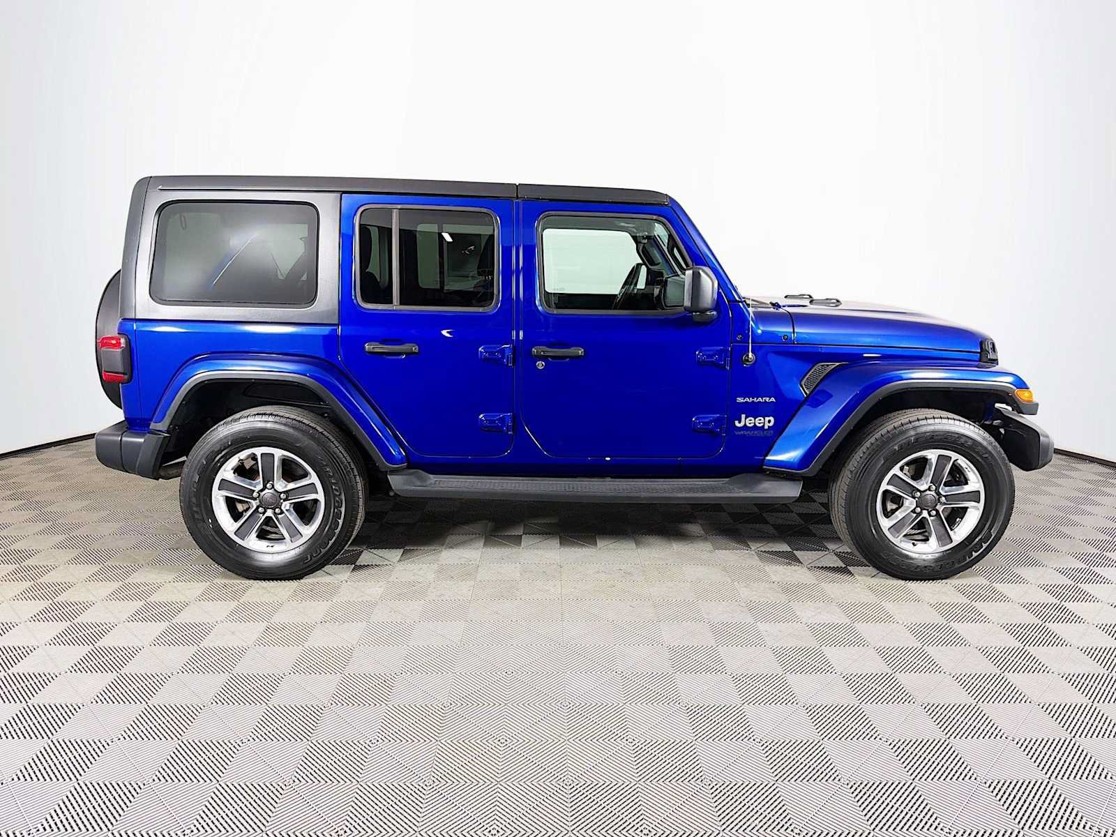 Used 2018 Jeep Wrangler Unlimited Sahara w/ Dual Top Group AWD/4WD image 4