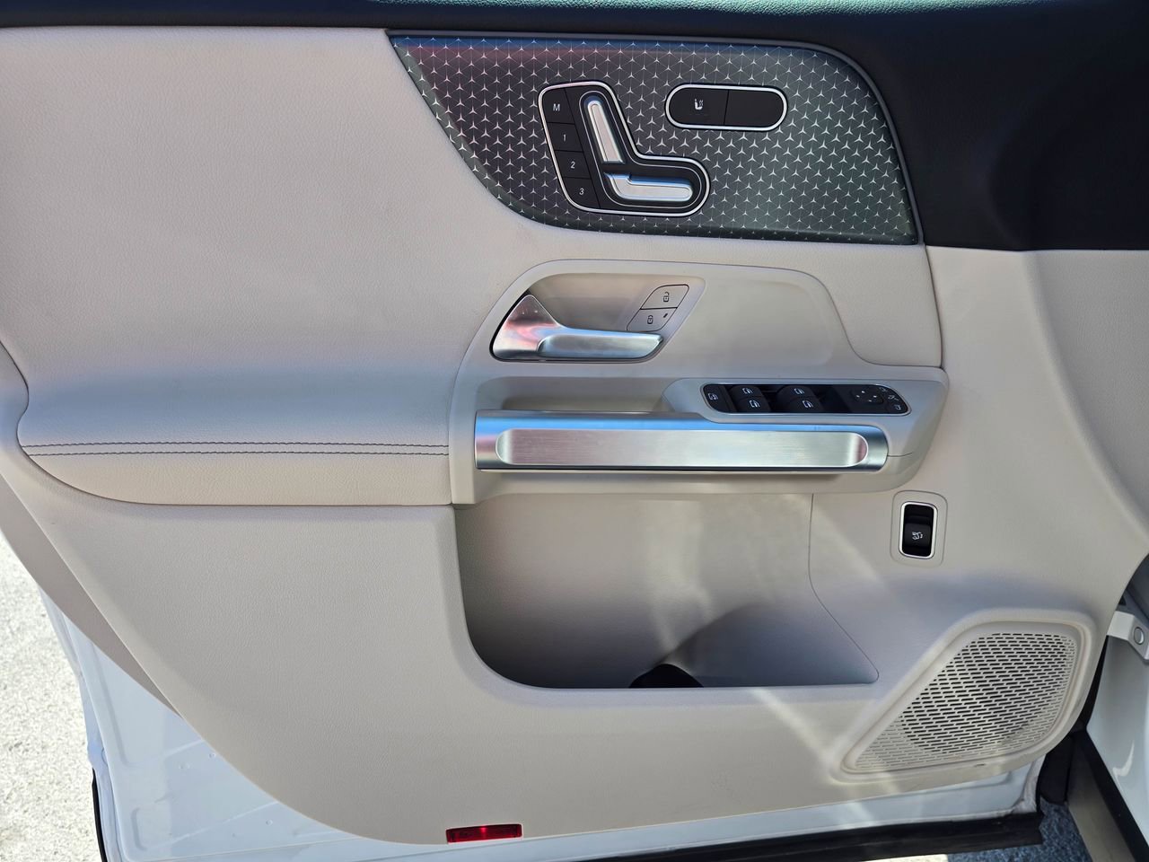 Used 2025 Mercedes-Benz GLB 250 4MATIC image 13