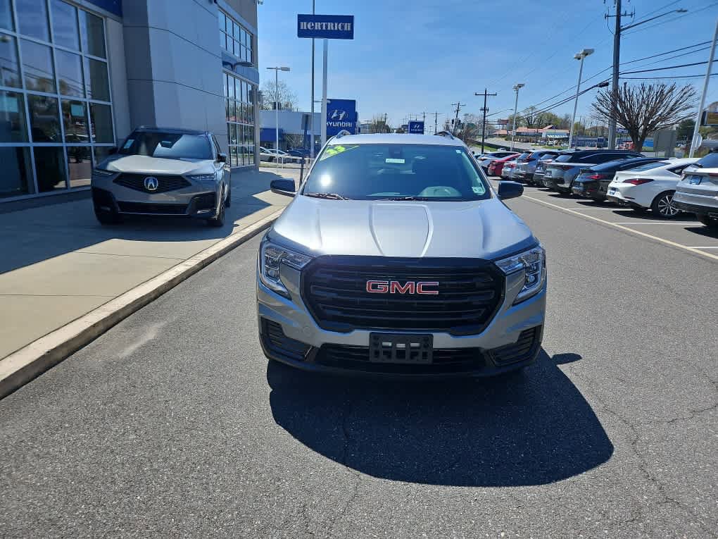 Used 2023 GMC Terrain SLE w/ Driver Convenience Package image 2