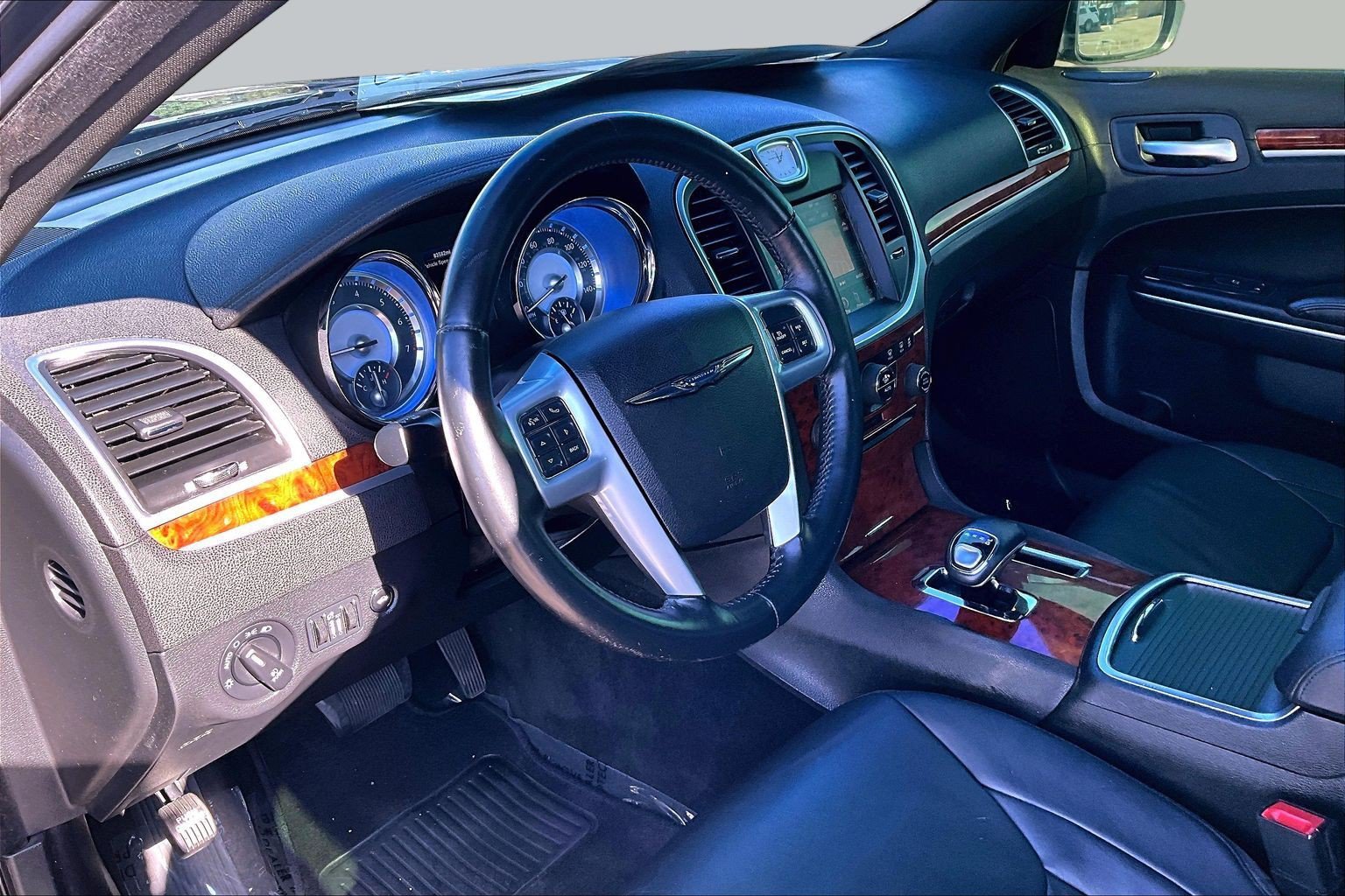 Used 2014 Chrysler 300 w/ Driver Convenience Group RWD image 11