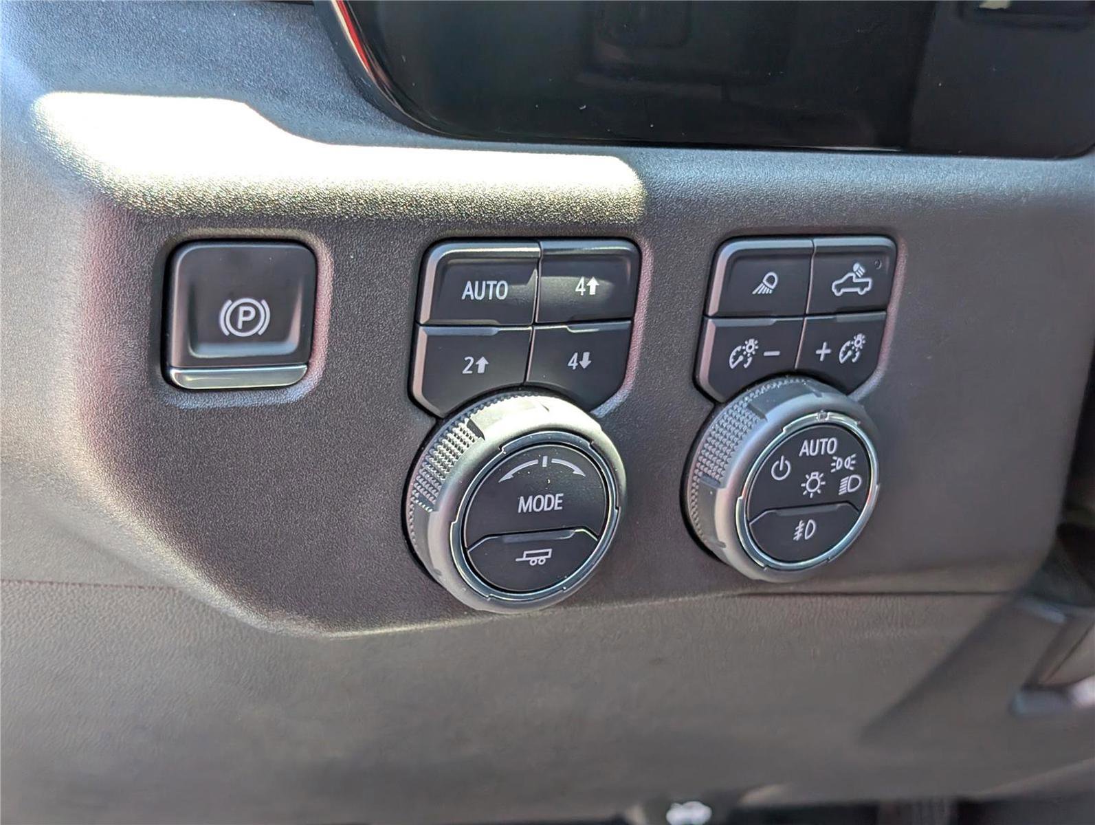 Used 2024 Chevrolet Silverado 1500 LT Trail Boss w/ LT Trail Boss Premium Package AWD/4WD image 23