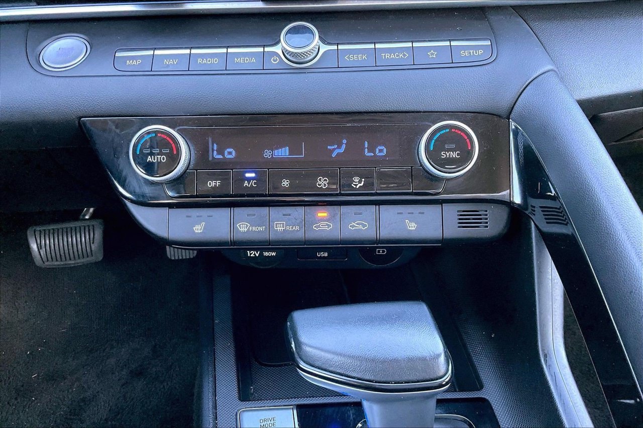 Used 2025 Hyundai Elantra SEL FWD image 19