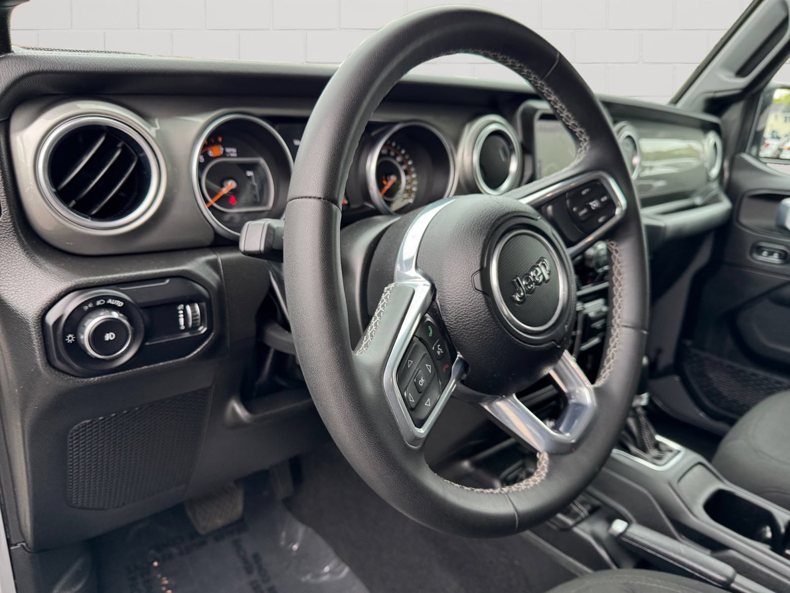 Used 2023 Jeep Wrangler Unlimited Sahara AWD/4WD image 18