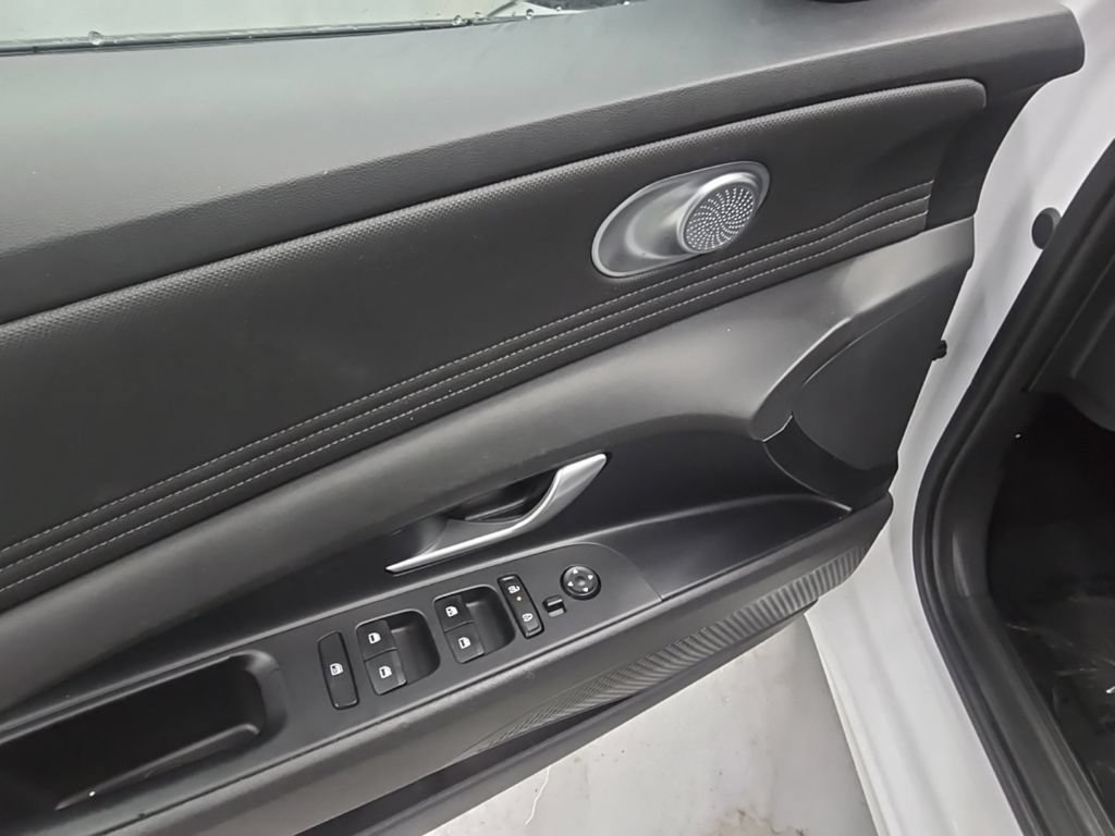 Used 2025 Hyundai Elantra SEL FWD image 33
