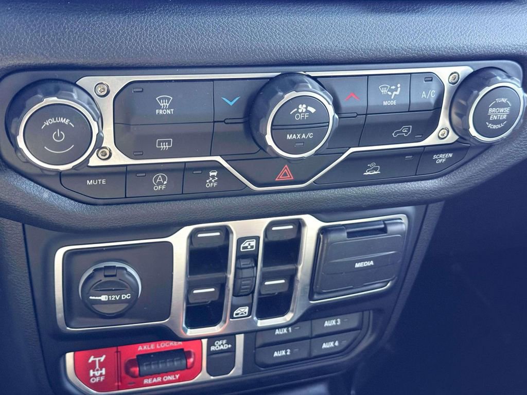 Used 2025 Jeep Wrangler Willys AWD/4WD image 21