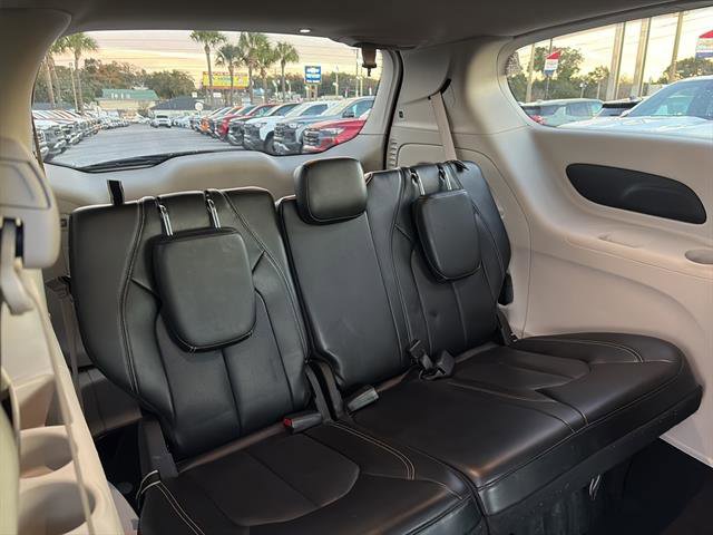 Used 2023 Chrysler Pacifica Touring-L image 11