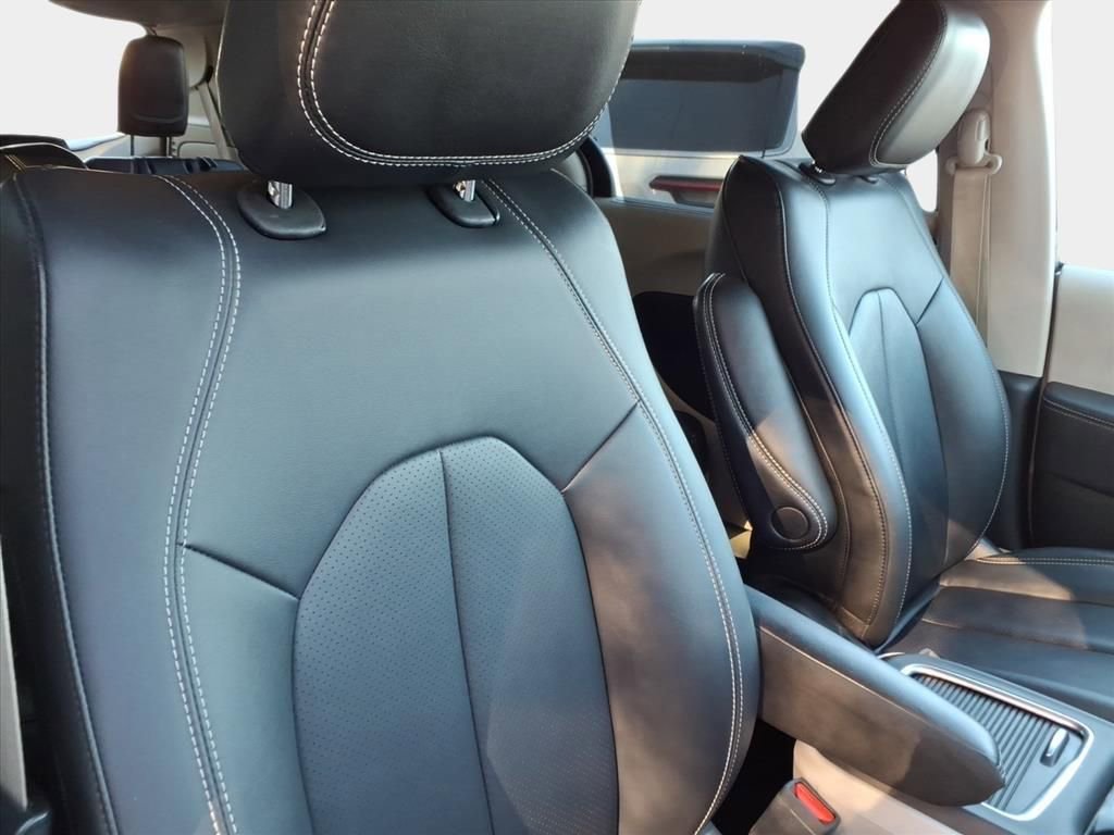 Certified 2024 Chrysler Pacifica Touring-L image 21