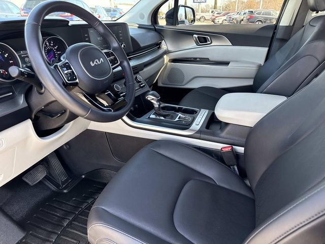 Used 2023 Kia Carnival LX FWD image 12