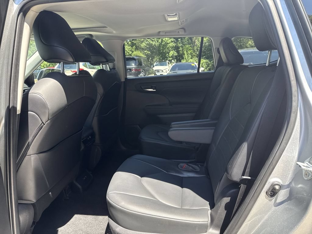 Used 2021 Toyota Highlander XLE AWD/4WD image 25