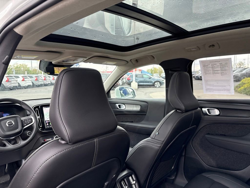 Used 2025 Volvo XC40 B5 Core AWD/4WD image 28
