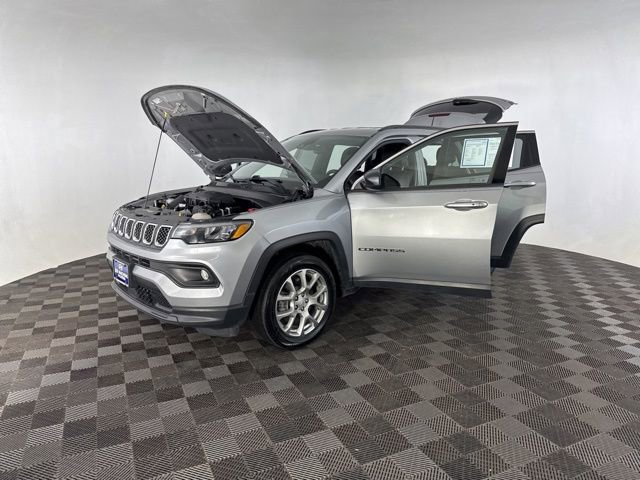 Used 2023 Jeep Compass Latitude image 11
