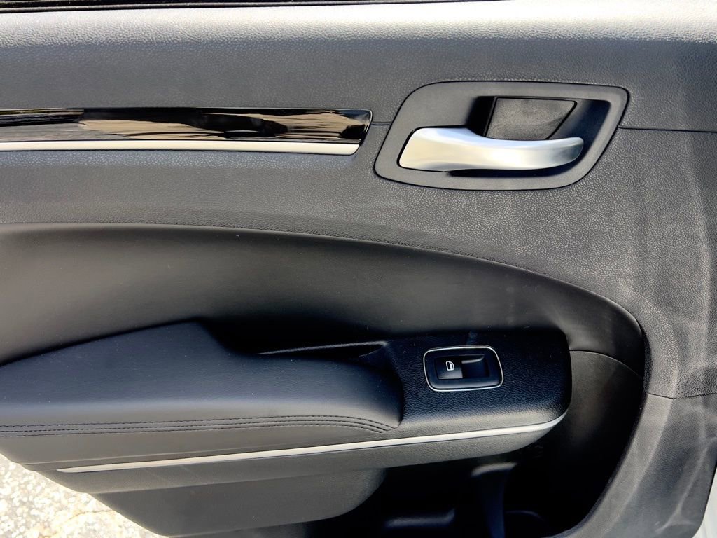 Used 2023 Chrysler 300 Touring w/ Safetytec Plus Group image 16