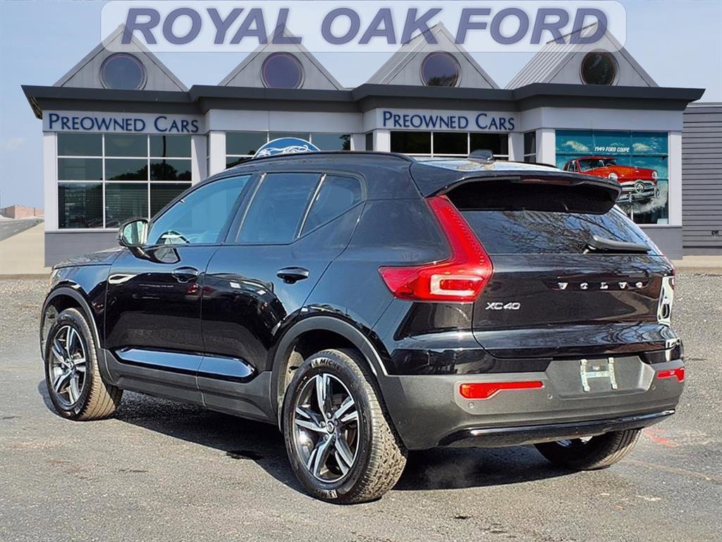 Used 2024 Volvo XC40 B5 Core image 2