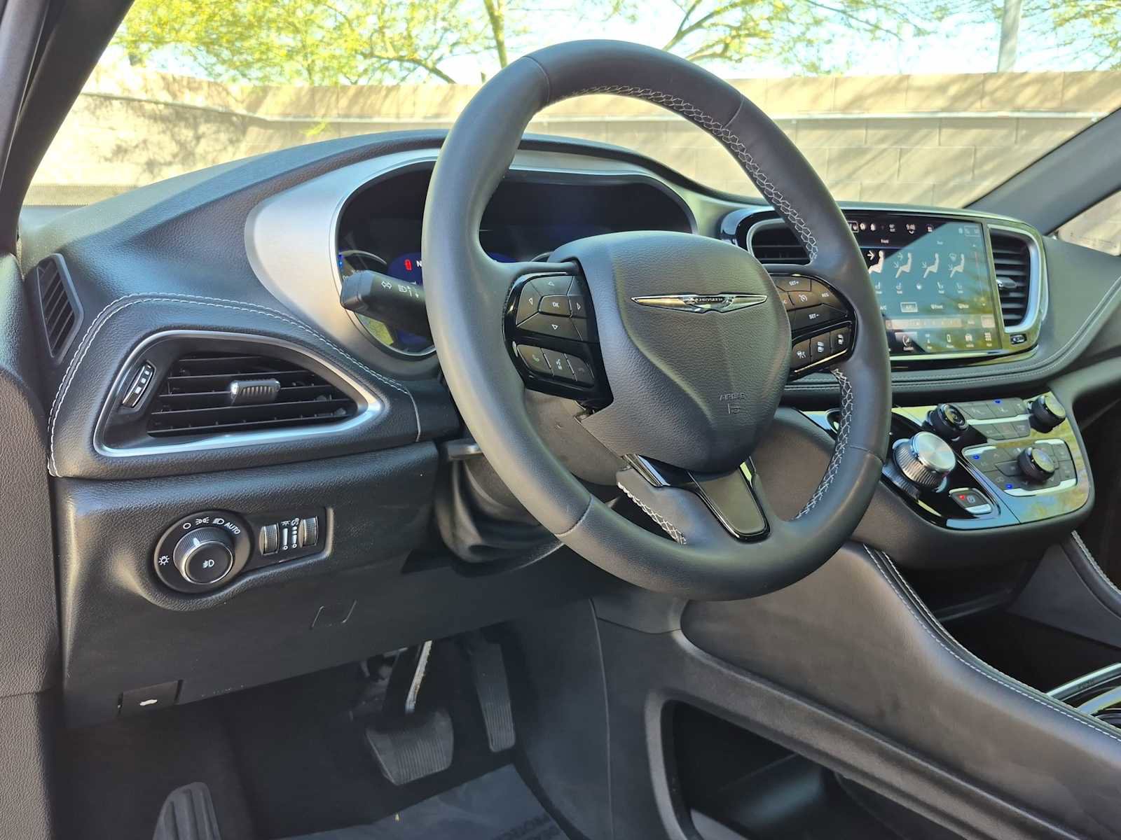 Used 2023 Chrysler Pacifica Limited w/ S Appearance Package FWD image 2