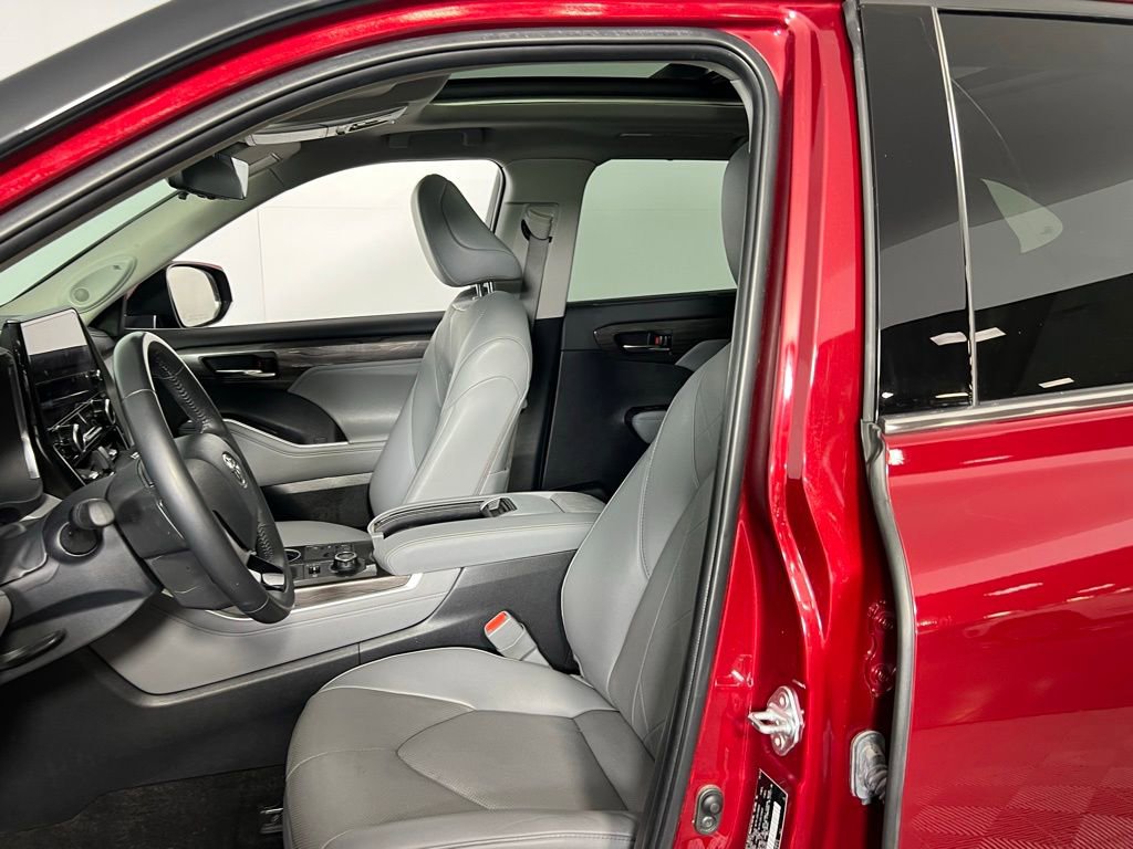 Used 2024 Toyota Highlander Platinum image 17