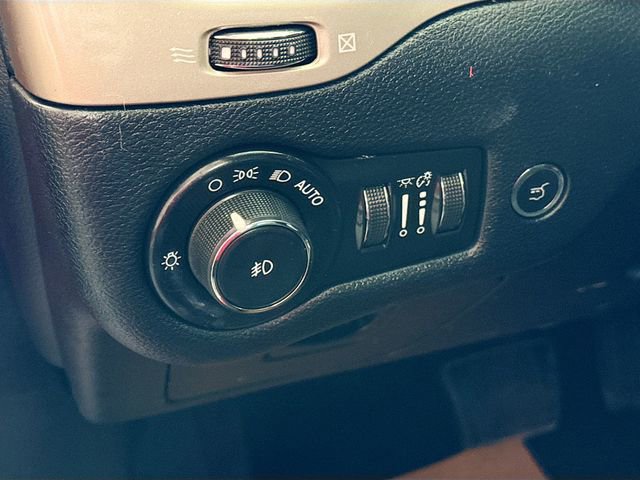 Used 2018 Jeep Cherokee Limited w/ Technology Group image 11