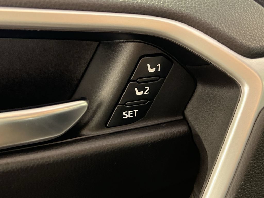 Used 2022 Toyota RAV4 XLE Premium AWD/4WD image 33
