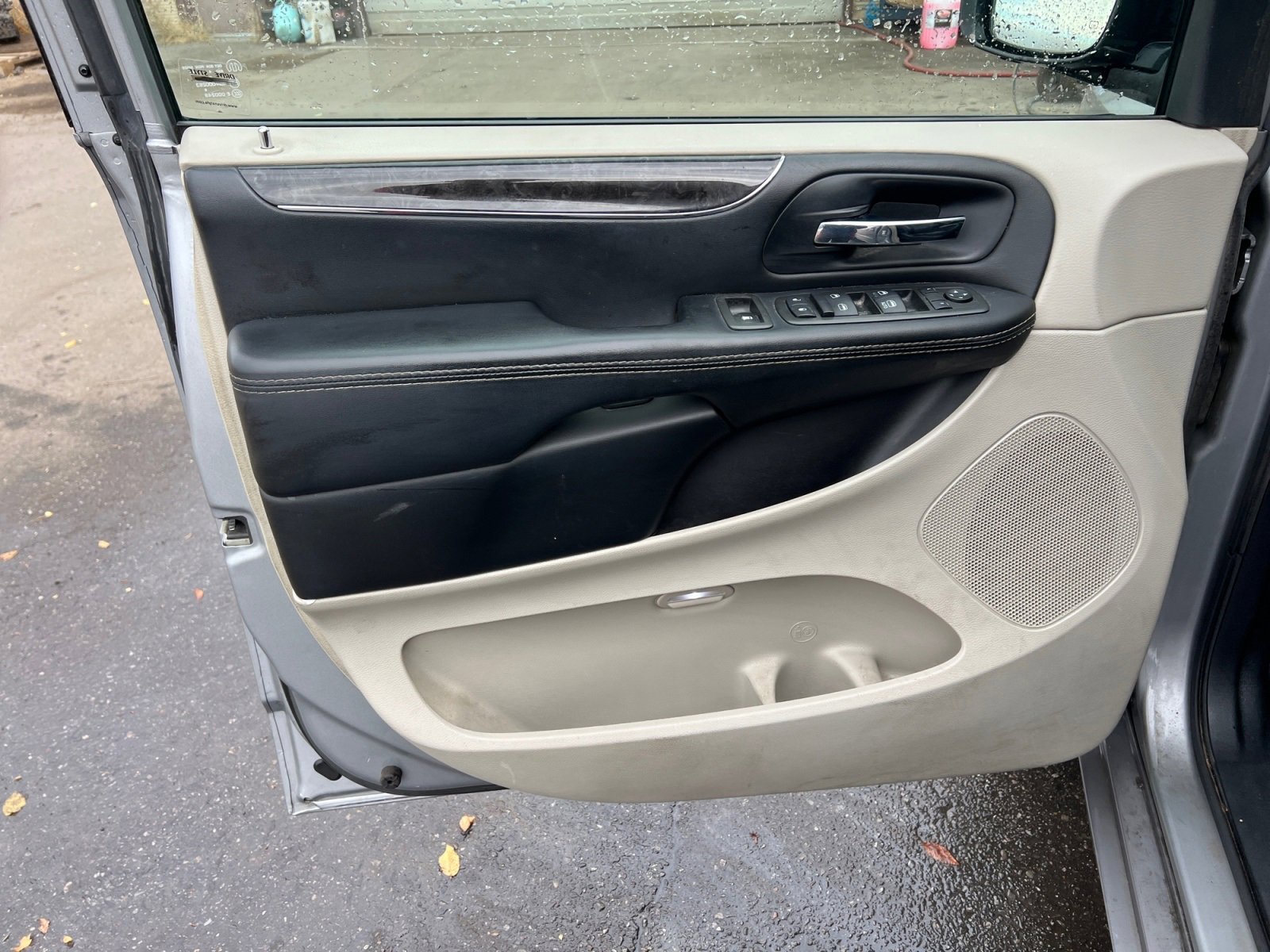 Used 2015 Chrysler Town & Country Touring image 19