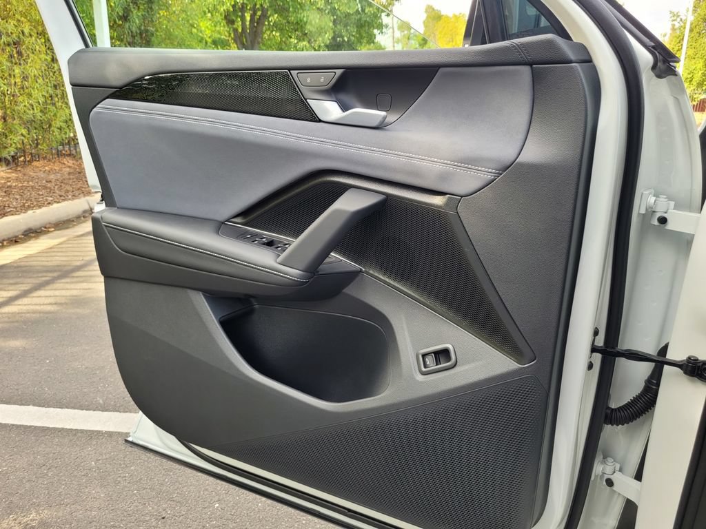 New 2026 Volkswagen Tiguan SE R-Line FWD image 25