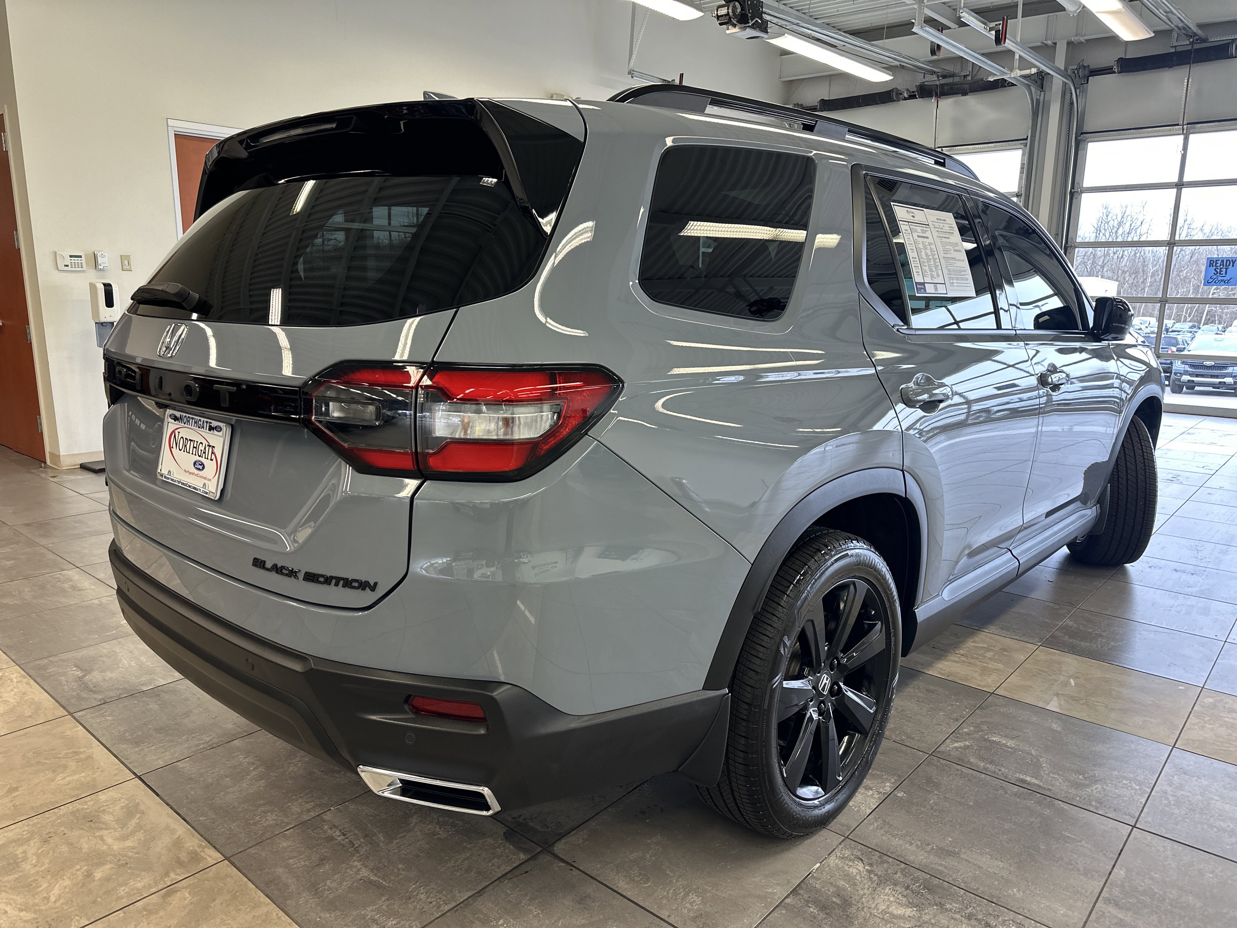 Used 2025 Honda Pilot Black Edition image 14