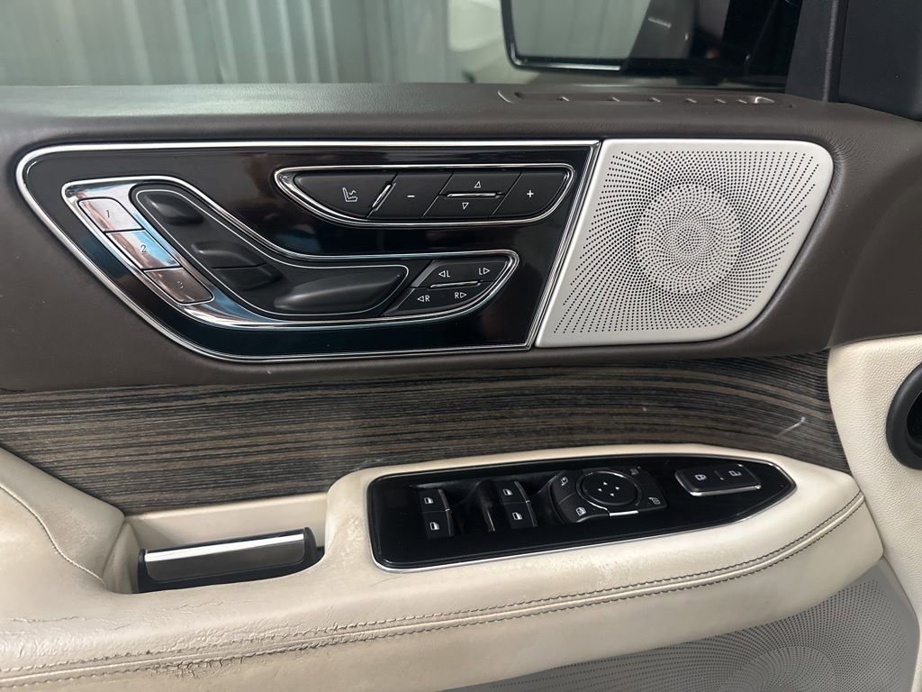Used 2020 Lincoln Navigator Black Label w/ Cargo Convenience Package image 9