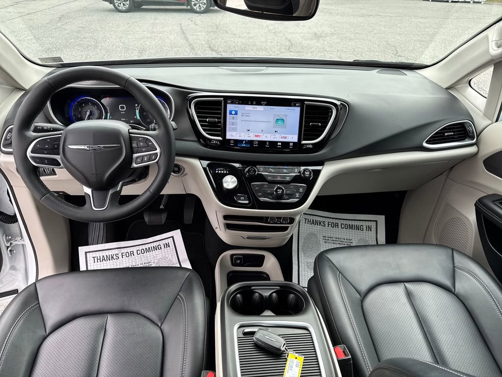 Used 2024 Chrysler Pacifica Touring-L FWD image 13