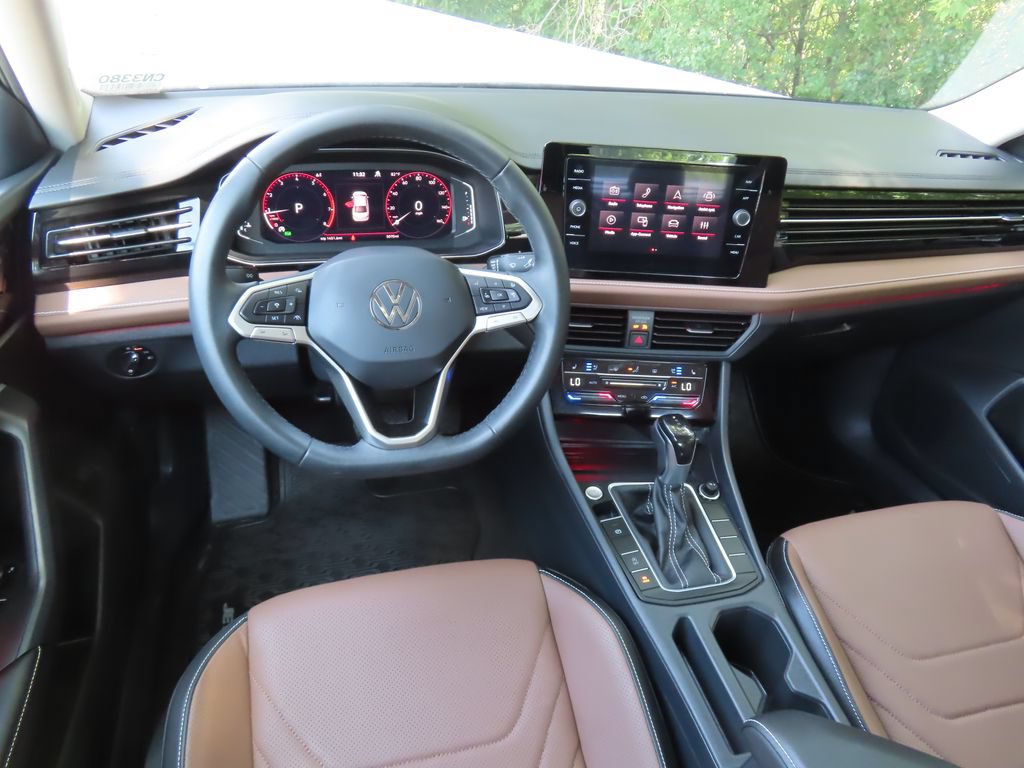 Used 2025 Volkswagen Jetta SEL FWD image 4