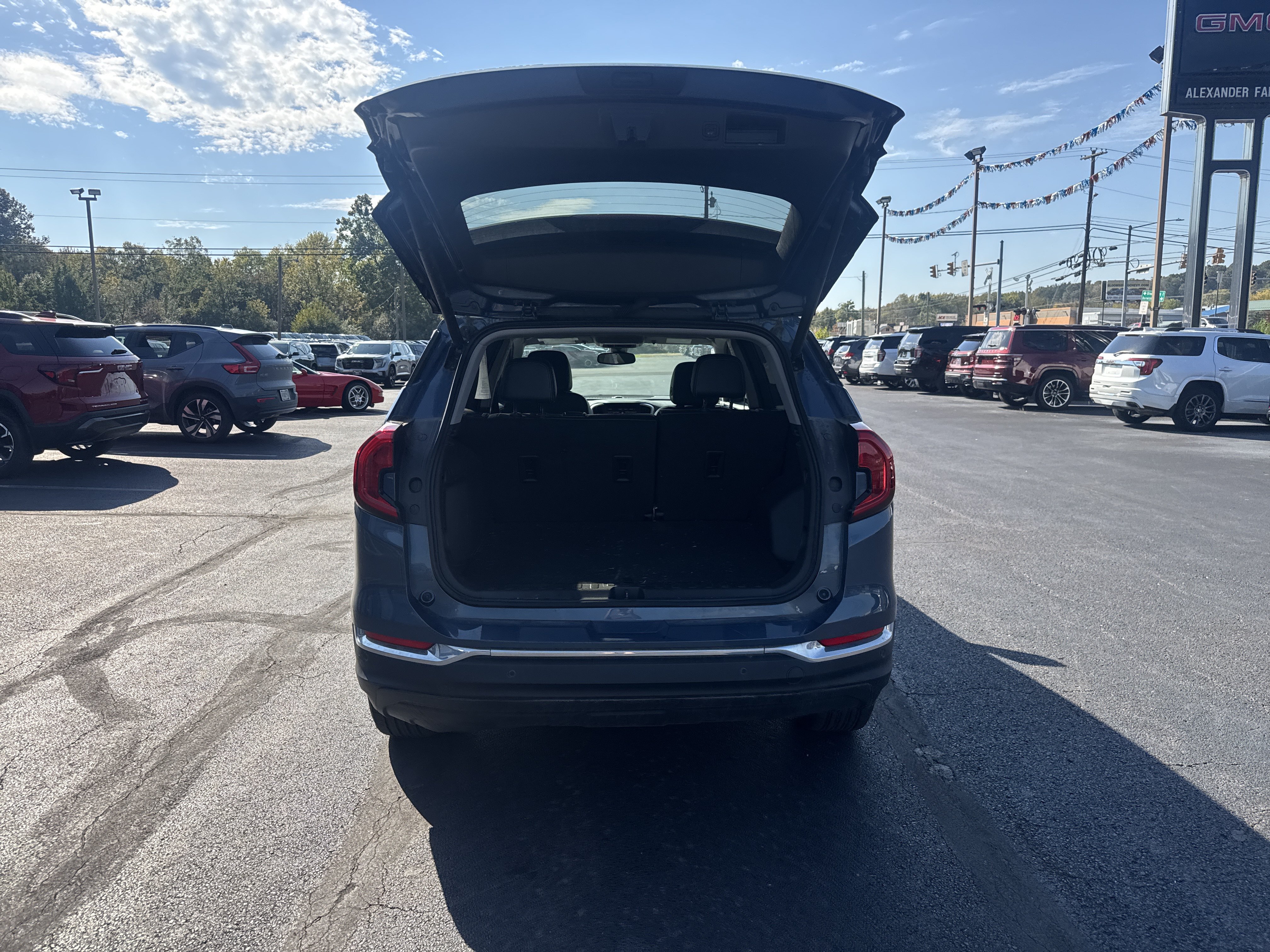 Used 2024 GMC Terrain SLT AWD/4WD image 17