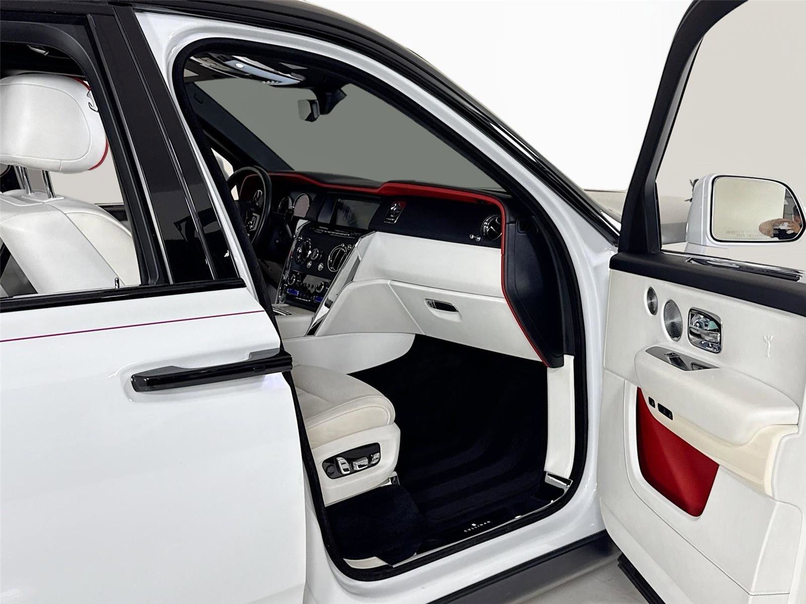 Used 2021 Rolls-Royce Cullinan AWD/4WD image 37