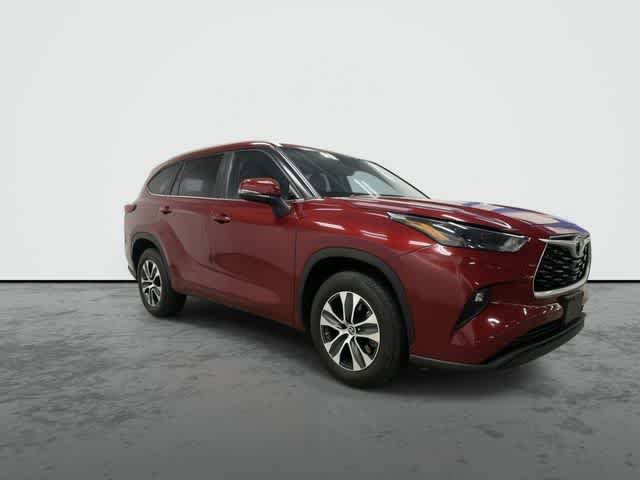 Used 2023 Toyota Highlander XLE FWD image 5