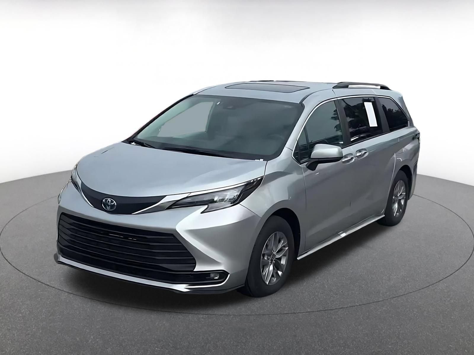 Used 2025 Toyota Sienna XLE FWD image 6