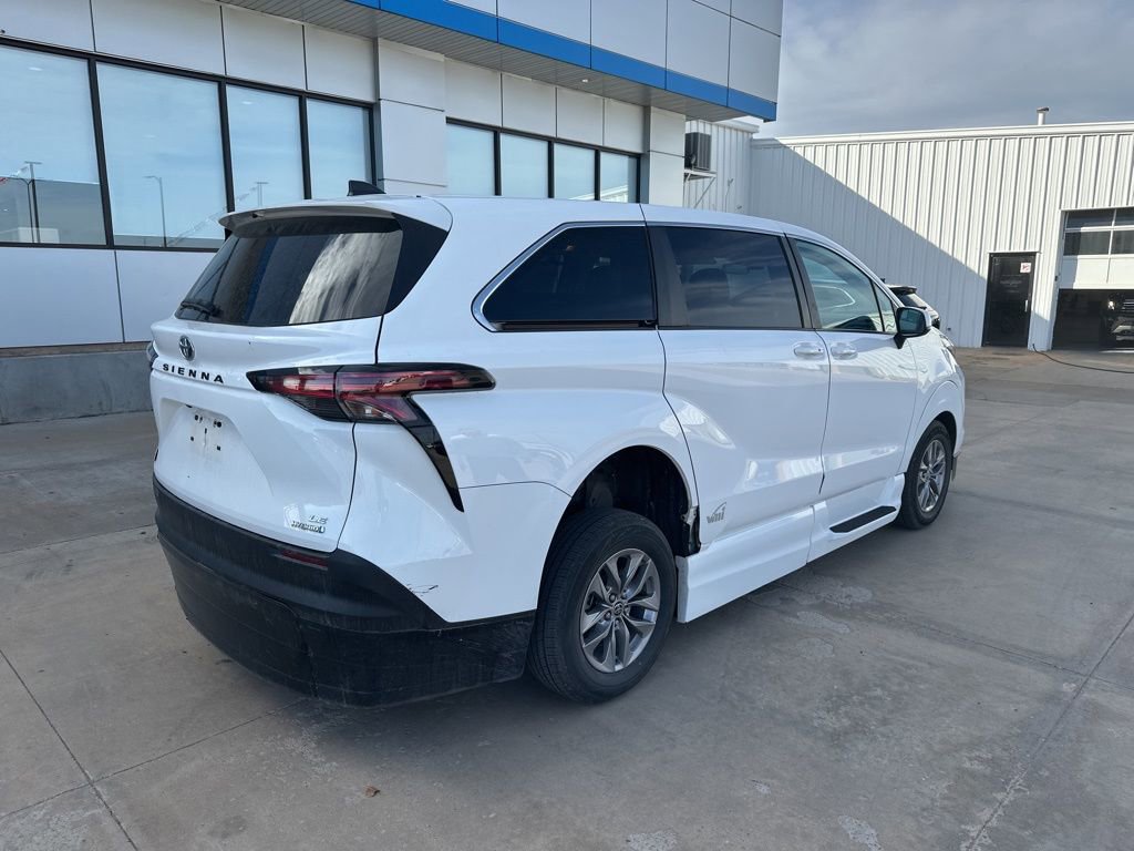 Used 2022 Toyota Sienna LE image 36