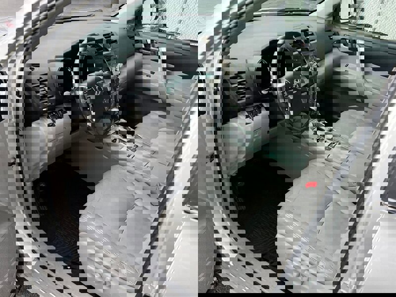 Used 2011 Toyota Highlander SE image 14