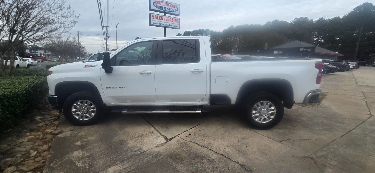 Used 2024 Chevrolet Silverado 2500 LT image 1