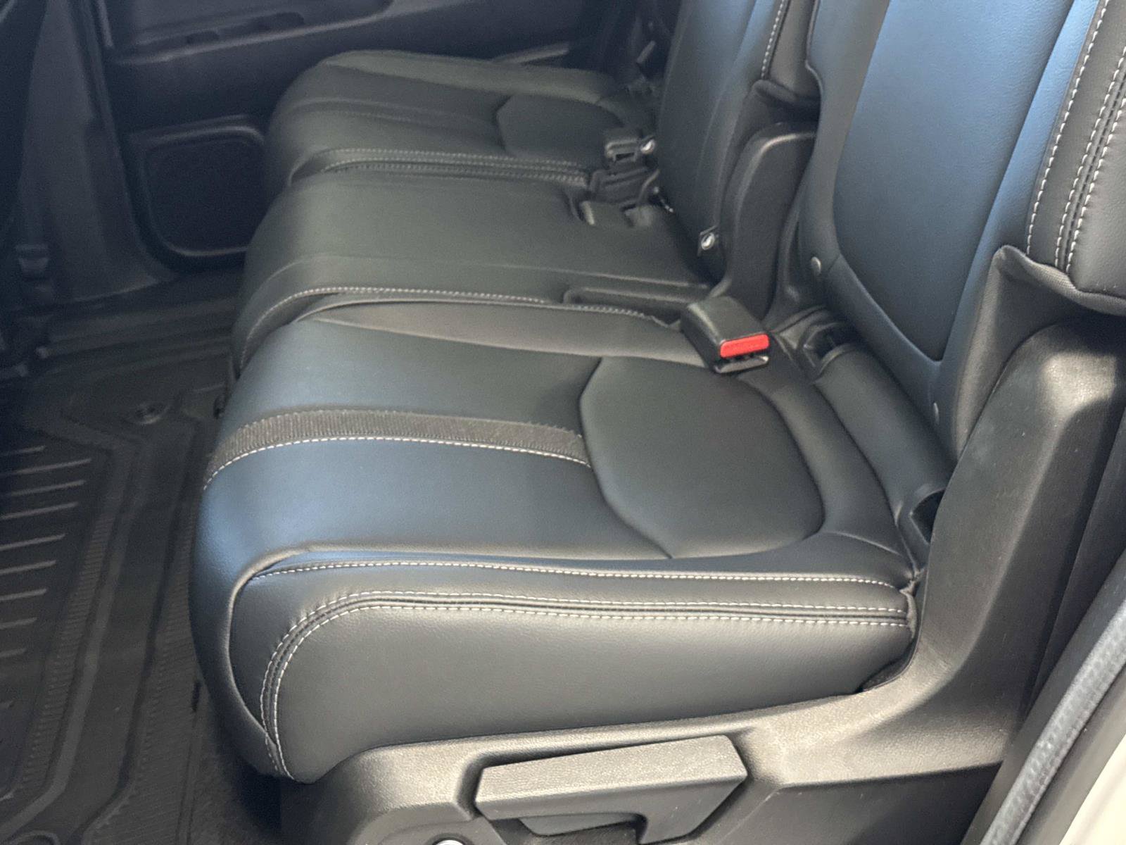 Used 2025 Honda Pilot Touring image 5