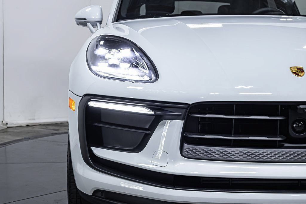 Certified 2025 Porsche Macan AWD/4WD image 12