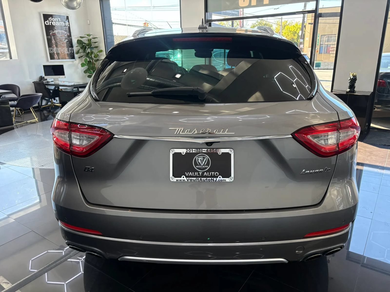 Used 2018 Maserati Levante GranLusso AWD/4WD image 5
