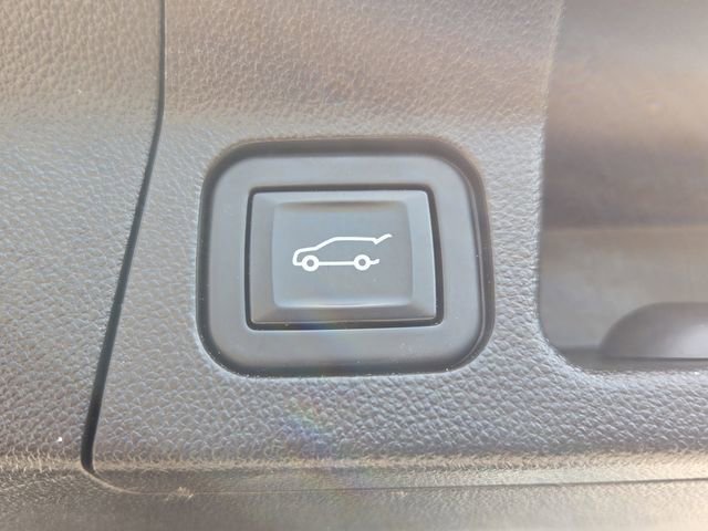 Used 2022 GMC Acadia SLT w/ Technology Package image 6