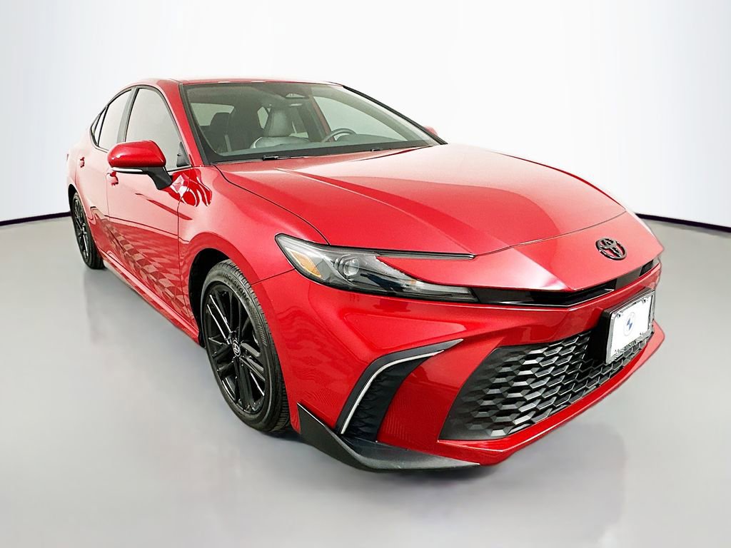 Used 2025 Toyota Camry XLE image 3