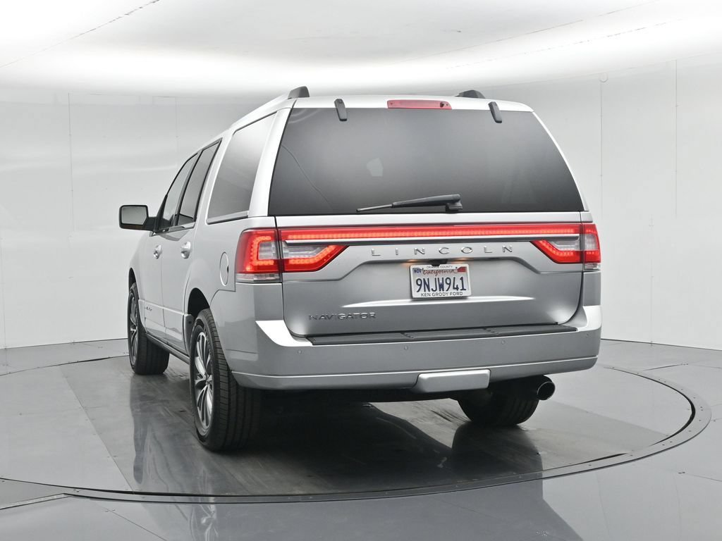 Used 2017 Lincoln Navigator Select RWD image 12